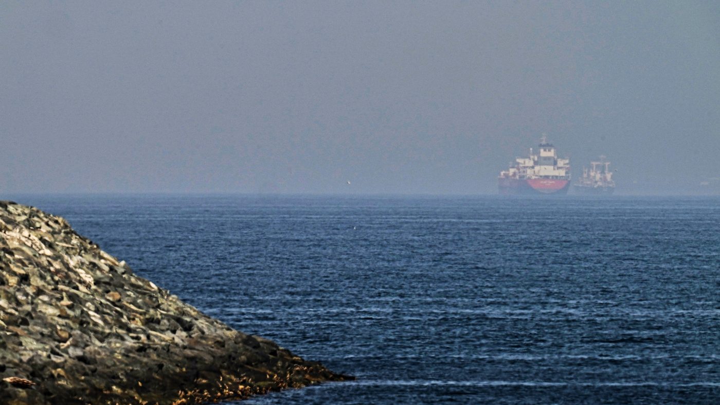 Trump Touts Progress in Iran Talks as Explosions Rock Strait of Hormuz