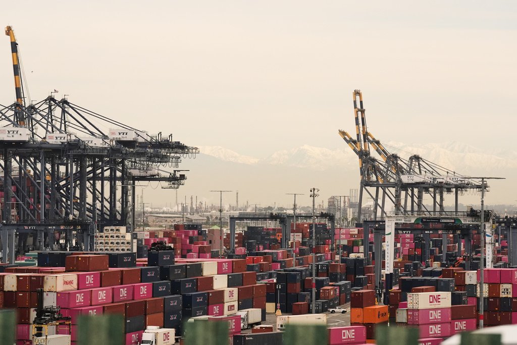 Trump urged to kill California port rule to cut costs