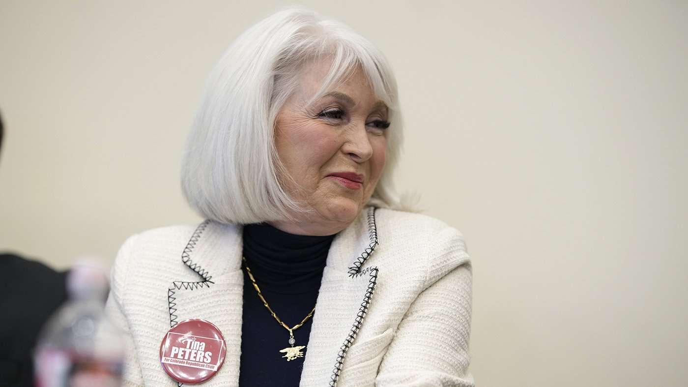 Trump Welcomes Ex-Election Official Tina Peters, Convicted of 2020 Fraud, to White House