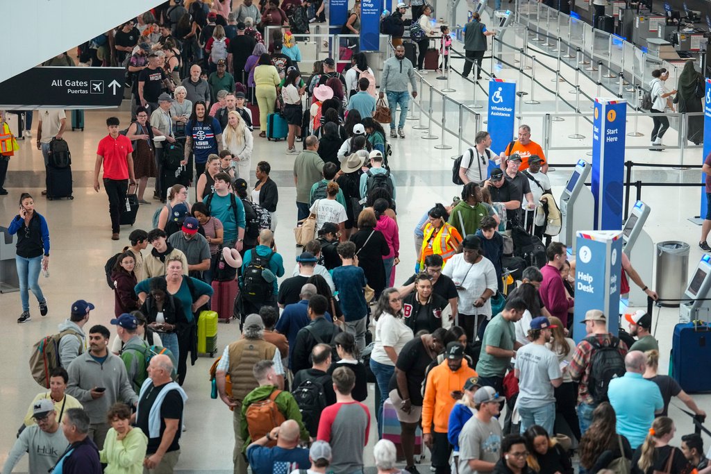 TSA Warns Airport Disruptions Could Persist for Months After Shutdown Ends