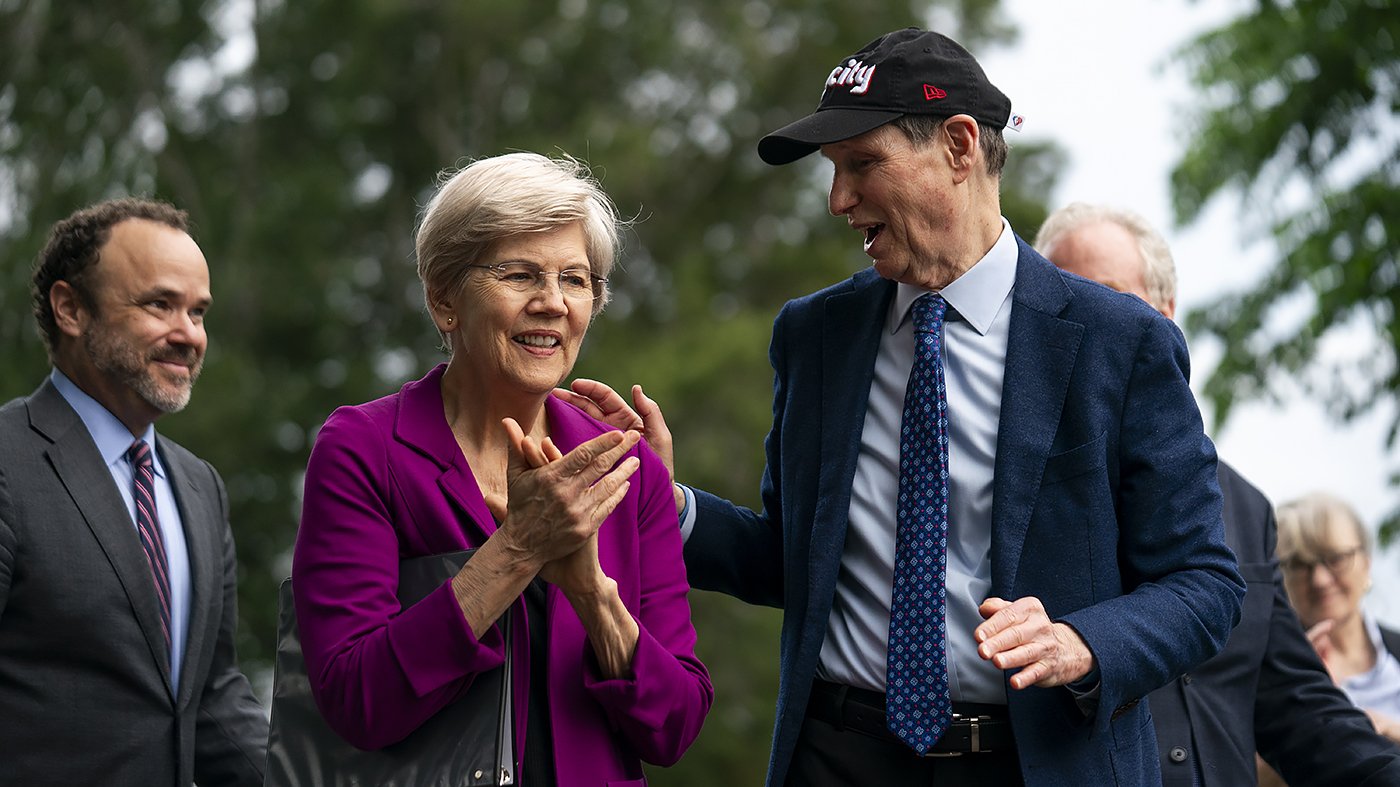 Warren and Wyden Demand Halt to Trump Gold Coin Over Cartel Gold Concerns