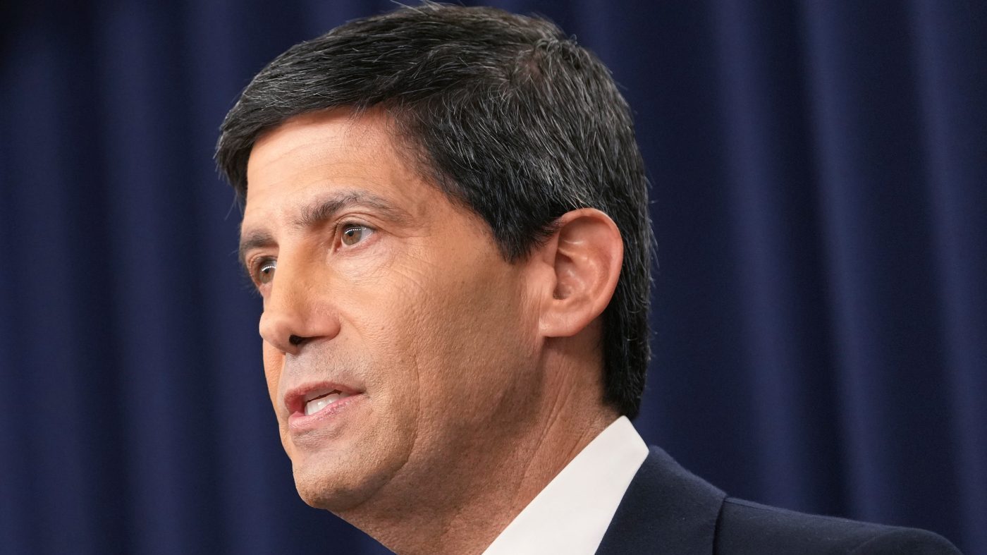 Warsh: Fed monitoring AI's economic impact as Congress stalls on regulation
