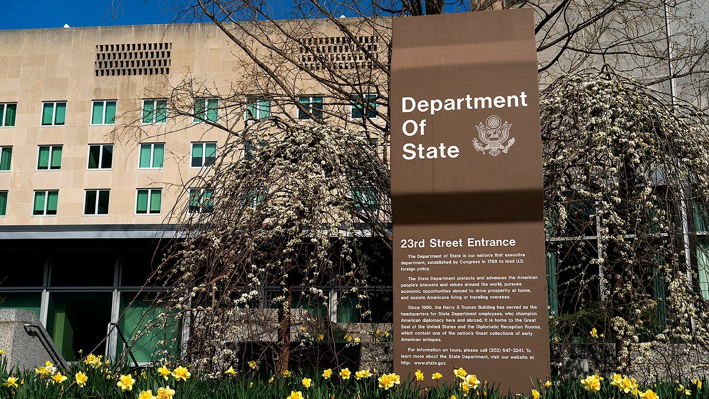 White House watches suspected plague case in Russia